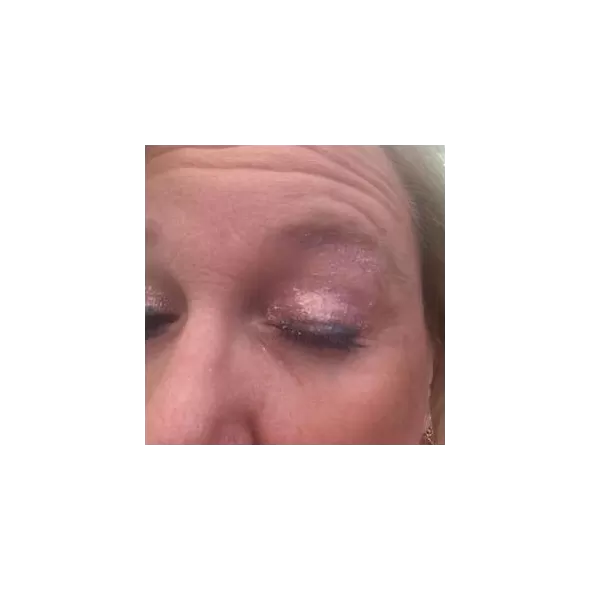 GLITTY – FARD DE PLEOAPE CU SCLIPICI IN GEL